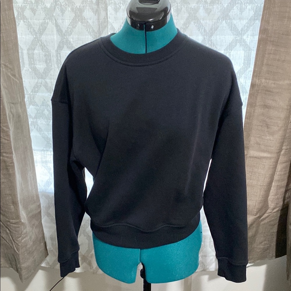 Amazon essentials Sofia Grainge black crewneck long sleeve sweatshirt